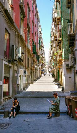<p>Die Schauplätze im Roman von Elena Ferrante beschreibt sie teilweise so, wie diese Gasse auf unserem Bild in Neapel aussieht</p>