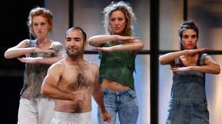 <p>Die drei Malalai-Darstellerinnen (v.l.= Celine Martin-Sisteron Thais Lamothe und Hadar Dimand mit Schauspieler Gulab Jan Bamik.</p>