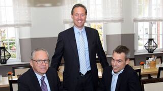 <p>Die IFOK GmbH in Bensheim agiert ab sofort unter dem Dach der amerikanischen Cadmus-Gruppe, v.l. IFOK-Gründer Dr. Hans-Peter Meister, Cadmus-Chef Ian Kline und GmbH-Geschäftsführer Henning Banthien.</p>