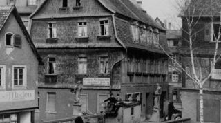 <p>In den 1950er Jahren rollten noch Pferdekutschen über die Bensheimer Mittelbrücke. Inzwischen ist sie längst frei vom Verkehr und verbindet die obere und die untere Fußgängerzone miteinander.</p>
