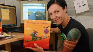 <p>Karin Hellert-Knappe aus Einhausen präsentiert ihr neuestes Buch: "Das fliegende Orchester".</p>