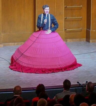 <p>Moderator im rosa Reifrock: Christian Friedel.</p>