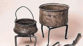 <p>Töpfe, Messer und Löffel geben Einblick in den antiken Alltag.</p>