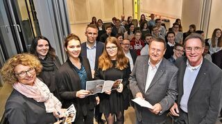 <p>Die beiden Lions-Stipendiatinnen Freya Nagel (3.v.l.) und Mara-Jean Krupa (Mitte) berichteten von bei einem Informationsabend von ihren Erfahrungen. Mi auf dem Bild Regine Gengnagel (TE Connectivity, links) und Yvonne Herrmann (Sirona, 2.v.l.) sowie Dr. Sepp Glatzl (2.v.r.) und Karl-Heinz Hitschler (rechts) vom Lions-Club.</p>