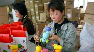 <p>Chinesische Arbeiterinnen fertigen Spielzeug in einer Spielzeugfabrik in Yunhe, Provinz Zhejiang. Gerade vor dem Weihnachtsgeschäft müssen manche von ihnen Berichten zufolge 100 Überstunden und mehr im Monat machen.</p>