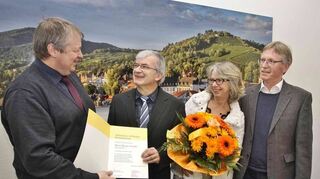 Musikschullehrer Werner Nowak (2.v.l.), hier mit seiner Frau Gudrun, feierte jetzt sein 40-jähriges Dienstjubiläum. Es gratulierten Bürgermeister Rolf Richter und Musikschulleiter Helmut Karas (r.).