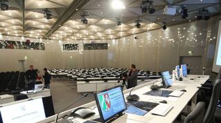 Die noch leeren Plätze der Vorsitzenden Richter im heute beginnenden Loveparade-Prozess. Die Verhandlung vor der 6. Großen Strafkammer des Duisburger Landgerichts wurde aus Platzgründen ins Düsseldorfer Congress Center verlegt.