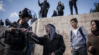 Aufgeheizte Stimmung: Ein Palästinenser packt während einer Demonstration in Jerusalem eine israelische Grenzsoldatin am Arm.