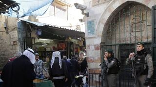 Zwei israelische Grenzpolizisten stehen in der Altstadt von Jerusalem. Aus Protest gegen die Anerkennung Jerusalems als Israels Hauptstadt durch die USA hat die radikal-islamische Hamas zu einem neuen Palästinenseraufstand aufgerufen.