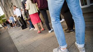 Wer warten muss, ist oft genervt. Dabei gilt das Bilden einer Schlage als soziale Errungenschaft.