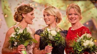 Ehemalige Weinprinzessin Charlotte Freiberger (rechts) zusammen mit der ehemaligen Weinkönigin Katharina Staab (Mitte) und der damaligen Weinprinzessin Laura Lahm.