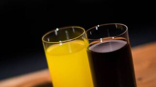 Wer Arthrose vermeiden will, der sollte auf seinen Blutzuckerspiegel achten und die Finger von zuckersüßen Softdrinks lassen.