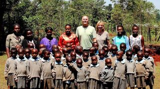 Kinder und Verantwortliche eines Kindergartens in Kenia, der über den Verein hope unter anderem durch Benefizkonzerte finanziert wird.
