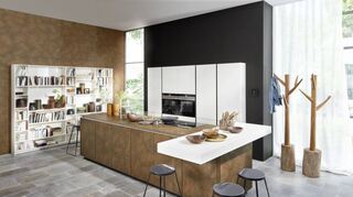 Grifflose Küchen mit Kochinseln liegen im Trend – wie hier die Matrix Art von Nolte. Die offene Regalfront ist eigentlich ein Wohnzimmermöbel und verdeutlicht die Integration der Küche in den Wohnbereich.