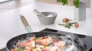 Moderne Dunstabzugshauben sind in das Kochfeld integriert.