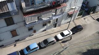 Blick auf eine Straße im Rione Luzzatti in Neapel. Es wird angenommen, dass Elena Ferrante die Geschichten ihrer Tetralogie in diesem Stadtteil Neapels verortet.