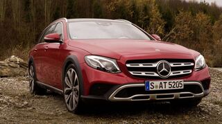 Optik im SUV-Stil, höher gelegt und Allradantrieb: Die Mercedes-Benz E-Klasse All-Terrain ist für die Ausfahrt ins Gelände gerüstet.