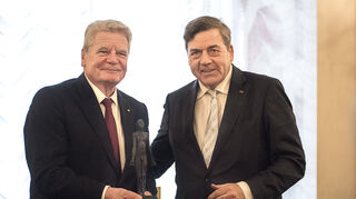 Alt-Bundespräsident Joachim Gauck (l.) erhält im Mannheimer Schloss den Preis von Stiftungschef Siegmar Mosdorf.