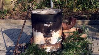 Ein Kessel, in dem sich am Vortag bei einem Fastnachtsumzug eine junge Frau mit heißem Wasser an den Beinen verbrüht hatte, steht vor der Polizeiwache.