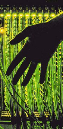 Ein Verteilerpunkt, in dem zahlreiche Glasfaserkabel unter anderem zur Übertragung von Hochgeschwindigkeitsinternet zusammenlaufen.