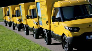 «Streetscooter» der Deutschen Post stehen am 23.08.2016 in Aachen (Nordrhein-Westfalen) auf einem Testgelände.