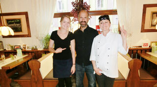 Katharina Sawatzky, Kellnerin und Tochter der Besitzerin, Veganer und Comedian Christoph-Maria Herbst – besser bekannt als "Stromberg" und Betreiberin Natalja Sawatzky.