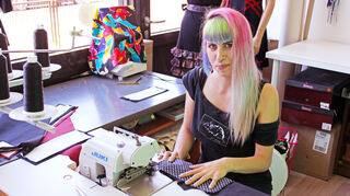 Eva an ihrem Arbeitsplatz