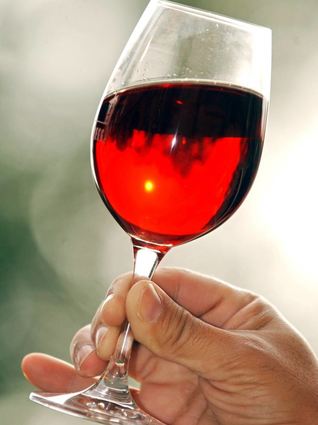 ARCHIV - ILLUSTRATION - Ein Weintrinker hält am 15.10.2002 in Mainz ein Weinglas in der Hand.  (zu dpa "Marketing-Placebo: Warum teurer Wein vielen besser schmeckt" am 15.08.2017) Foto: Boris Roessler/dpa +++(c) dpa - Bildfunk+++ | Verwendung weltweit