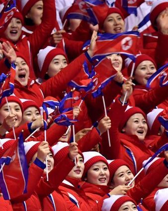 14.02.2018, Südkorea, Gangneung, Olympia, Eiskunstlauf, Paare, Kurzprogramm in der Gangneung Ice Arena. Cheerleader aus Nordkorea jubeln auf der Tribüne. Foto: Peter Kneffel/dpa +++ dpa-Bildfunk +++