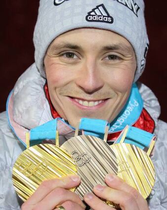 Eric Frenzel zeigte stolz seine drei Medaillen (v.l.), Aljona Savchenko und Bruno Massot rührten mit ihrer Kür die Herzen, die nordkoreanischen Cheerleader waren eine Fangruppe der besonderen Art.