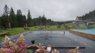 Vom Onsen-Pool von „Das Kranzbach“ aus bietet sich ein herrlicher Blick (l). Ein Shaolin-Meister meditiert im Posthotel Achenkirch (r.o.), das „Lefay“ wartet mit einem Garten-Rundweg auf (Mitte r.), und das „Bachmair Weissach“ verwöhnt die Gäste mit seinem Mizu Onsen Spa.
