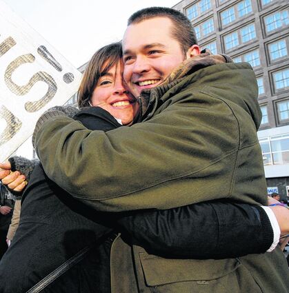 <p>Einen lieben Menschen umarmen - oder einen Fremden: am "Weltkuscheltag" darf man jeden knuddeln.</p>