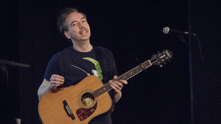 Sein Konzert im Mannheimer Capitol hat Olli Schulz kurzfristig vom Sitzplatz- in ein Stehplatzkonzert umgemünzt.