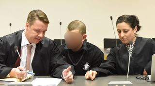 Der Angeklagte Johann N. mit seinen Mannheimer Verteidigern Steffen Lindberg (links) und Inga Berg beim Prozessauftakt vor dem Heidelberger Landgericht.