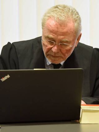 Michael Harschneck vertritt Julia B.’s Mutter und ihre Schwestern.