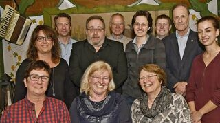 Jahreshauptversammlung beim VfL – unser Bild zeigt (sitzend v.l.) Monika Blechschmitt-Lutzi (Beisitzerin), Petra Thobe (zweite Vorsitzende) und Mechthild Meyerhoff (stellvertretende Schriftführerin) sowie (stehend v.l.) Martina Stein (Jugendwartin), Reinald Rau (Schatzmeister), Michael Heil (Vorsitzender), Falk Brotzeller (30 Jahre im Verein und 34. Sportabzeichen in Gold), Natalie Künz (Schriftführerin), Sascha Künz (Sport- und Zeugwart), Fred-Jürgen Breit (20. Sportabzeichen in Gold), Celine Stein (stellvertretende Schatzmeisterin).