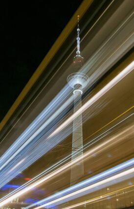 Ein Wahrzeichen Berlins und eine Ikone der DDR-Architektur der 1960er Jahre: der Fernsehturm am Alexanderplatz.