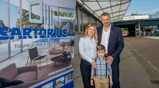 Torsten Mayer und seine Frau Malgorzata Matuska-Mayer als Mitgesellschafterin haben den Traditionsbetrieb Metalltechnik Sartorius in Bensheim übernommen. Unser Bild zeigt das Paar zusammen mit Sohn Julian bei den Feierlichkeiten zur Unternehmensnachfolge am Standort in der Elbinger Straße.