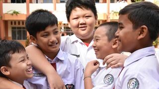 Blick in den Pausenhof: Sport und Spiel fördern auch dort den sozialen Zusammenhalt unter den Schülern.