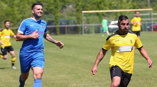 Abgehängt: Der TSV Gadernheim (am Ball der 1:0-Torschütze Orhan Tümer) distanzierte mit einem überzeugenden 6:0-Sieg den direkten Verfolger FSG Bensheim II (links Mazlum Ergün) und unterstrich damit seine Aufstiegsambitionen.
