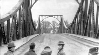 <p>Ein Bild, das um die Welt ging: Warten auf den ersten Agentenaustausch auf der Glienicker Brücke in Berlin.</p>