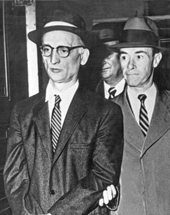 <p>Rudolf Iwanowitsch Abel (l) auf dem Weg zur Verhandlung in New York.</p>