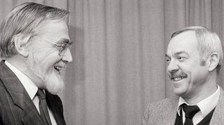 Professor Erwin Fahlbusch (links), hier mit seinem Nachfolger als Gemeindevertreter-Vorsitzender, Eberhard Müller.