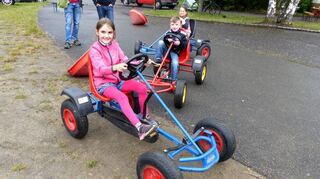 Während die Erwachsenen beim Pfingstfest der Laurissa feierten, vergnügten sich die Kinder mit Kettcars des Spielmobils.
