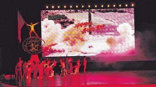 Im Staatszirkus von Pjöngjang begleitet ein Bildschirm im Hintergrund die Show der Artisten mit Staatspropaganda.