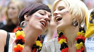 Fans der deutschen Fußball-Nationalmannschaft singen die deutsche Nationalhymne.