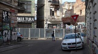 Wer Bukarest besucht, sollte sich auch in dunkle Passagen wagen: Hier bröckeln die Fassaden der Wohngebäude.