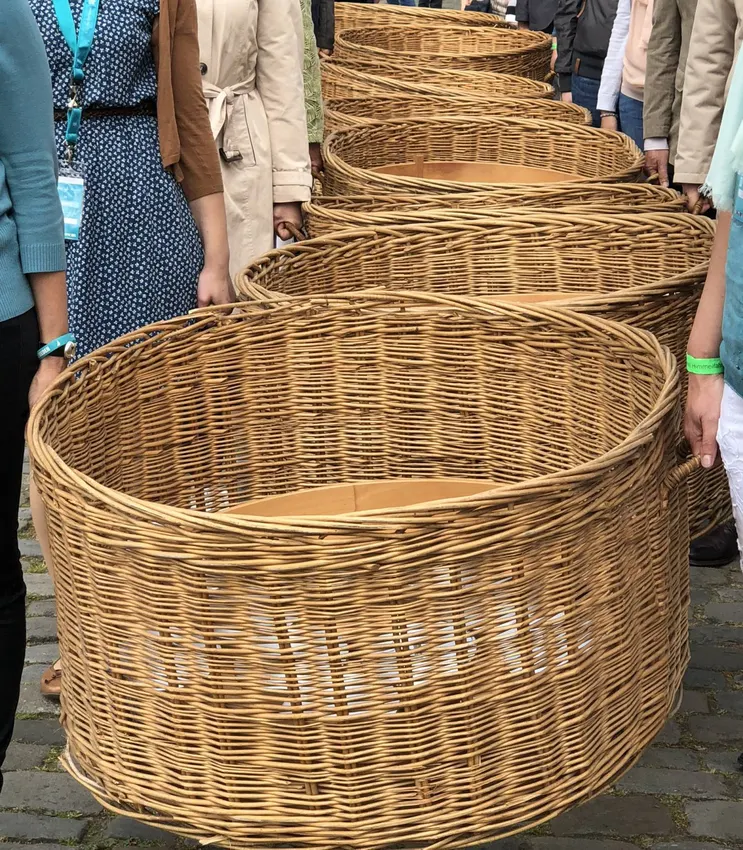 Einen Korb geben