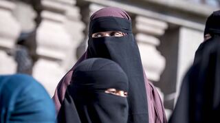 Frauen, die Nikab tragen, stehen vor dem dänischen Parlament in Kopenhagen. In Dänemark darf das Gesicht in der Öffentlichkeit nicht mehr verhüllt werden.
