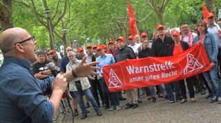 Kundgebung vor dem Eingang von Leica Microsystems am Friedensplatz: Klaus Stein, Chef der IG Metall Mannheim, spricht vor Mitarbeitern.